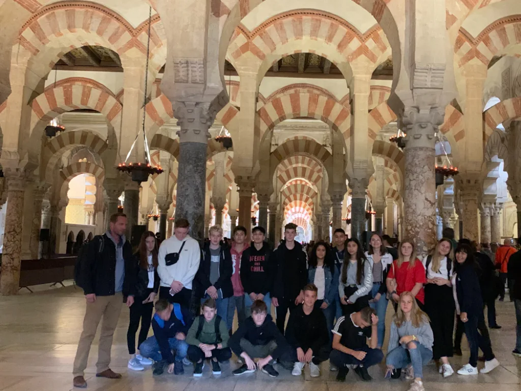 Die Gruppe steht im Säulenwald der Mezquita von Córdoba.